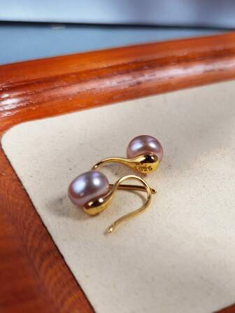 一对7-8毫米紫色养殖珍珠S925纯银钩式耳环，适合女士日常佩戴或派对佩戴。
