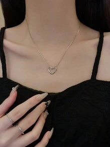 1 件镂空心形设计金色女士项链，甜美简约锁骨链，独特别致的心形不锈钢吊坠，适合日常使用，情人节礼物，妈妈，母亲，母亲节，礼物