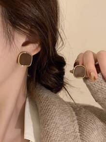 A Pair Of Square Brown Gold Rimmed Earrings With OL Commuting Style Suitable For Women To Wear At Banquets, Workplaces, And Daily Activities - A Pair Of Brown Square Gold-edged Earrings - View 1
