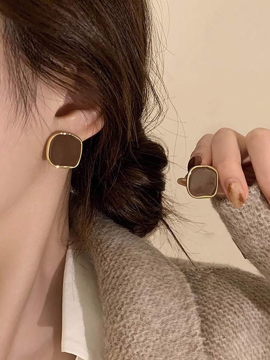 A Pair Of Square Brown Gold Rimmed Earrings With OL Commuting Style Suitable For Women To Wear At Banquets, Workplaces, And Daily Activities - A Pair Of Brown Square Gold-edged Earrings - View 1