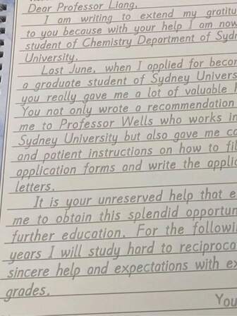 1本可重复使用的3D书法练习本，采用英文斜体字体，包含字母、单词和短文，适合学校、文具、圣诞节、练字、圣诞礼物、新年礼物、生日礼物、2025新年、返校用品等场合。