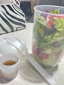 1入組帶蓋沙拉杯、可攜帶式沙拉製作用叉子和調味料容器,適用於保持身材健康、搭配新鮮水果和蔬菜的早餐和餐前準備