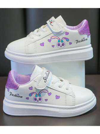 1 Pair Back To School Casual, Fashionable, Sports Children's Skateboard Shoes. The Main Body Of The Shoe Is White, The Heel And Lining Are Purple. The Shoe Upper Is Decorated With Heart And Cartoon Patterns. Soft, Lightweight, Comfortable Design, Suitable For Children To Wear Indoors, Outdoors, Festivals, And Daily Activities.