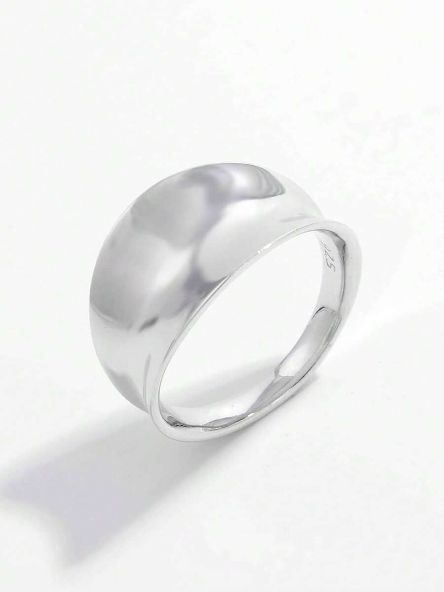 这款经典优雅的925纯银戒指，设计简约时尚，厚实耐戴，采用凹面扁平设计，是女士约会和展现个性的理想之选，也是一份贴心的礼物。 - 銀色 - 查看 1
