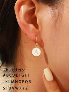 1 对时尚优雅的金色锆石 26 个字母吊坠耳环，适合作为送给朋友和同学的礼物的首字母耳环，展现优雅精致的女性魅力，是年轻女孩必备的耳环款式 - 金黃色 - 查看 1