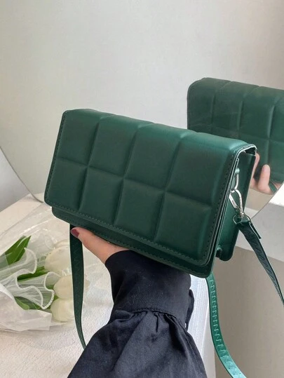 1個綠色格紋裝飾迷你方形袋,附有斜跨帶,適合女性日常穿著,適宜作為女友假日禮物