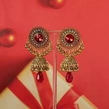 Un par de elegantes pendientes con borla de diamantes incrustados con diseño retro redondo para que las damas los luzcan en fiestas y la vida cotidiana.