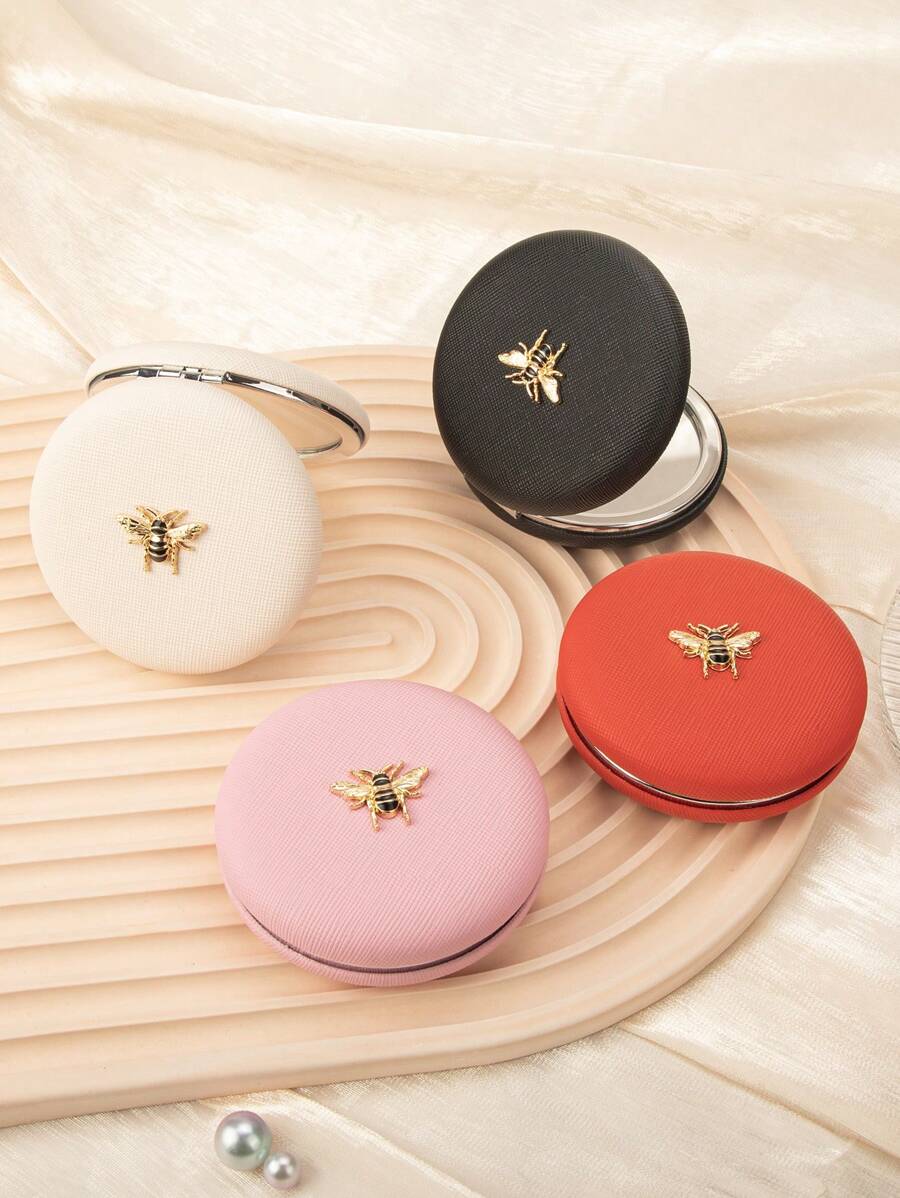 1 chiếc gương trang điểm tròn hai mặt bằng da, khảm hình ong vàng, có các màu vàng, đen, hồng, đỏ hồng, quà tặng cho mẹ, dì, bà, con gái, cháu gái, chị gái, bạn bè, bạn gái, vợ, cô dâu, phù dâu, mẹ đỡ đầu, mẹ, mẹ chồng, đồng nghiệp nhân dịp các ngày lễ, sinh nhật, đám cưới, Ngày của Mẹ, Ngày Valentine, Giáng sinh, Năm mới, Ngày Nhà giáo, Kỷ niệm, Lễ tốt nghiệp, Tiệc mừng em bé chào đời, Trang điểm, Giá rẻ, Trang trí phòng, Bàn trang điểm, Du lịch, Phòng ngủ, Phụ kiện trang điểm, Gương, Gương trang điểm, Gương mini, Gương nhỏ gọn, Gương cầm tay, Giá rẻ, Quà tặng nhỏ, Trang điểm, Dụng cụ trang điểm, Đồ rẻ tiền, Quà tặng, Quà tặng cho phụ nữ, Quà Giáng sinh, Quà khuyến mãi, Du lịch, Đồ rẻ tiền, Vật dụng cần thiết khi đi du lịch - Nhiều màu - Xem 1