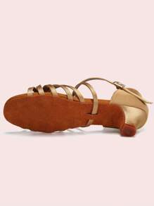 优雅的镶钻搭扣拉丁舞鞋，配有舒适的低跟和踝带