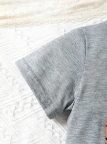 Camiseta de Manga Curta com Letras Impressas para Menina Jovem e Calça Jeans Flare com Remendo de Leopardo e Borda Desfiada para Primavera/Verão - Cinza - Ver 4