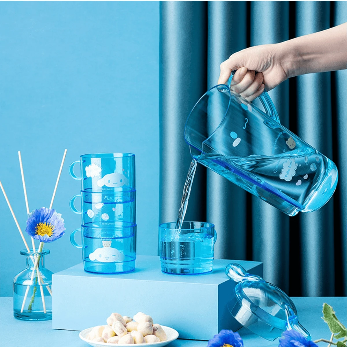 Miniso Juego de jarra de agua apilable de Sanrio Cinnamoroll de 1400ml/47.35oz, material a prueba de fugas y fácil de limpiar, perfecto para cumpleaños, picnics y celebraciones temáticas (1 pieza) - Azul - Ver 1