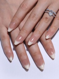 24 قطعة/مجموعة أطراف أظافر فرنسية قصيرة بشكل اللوز مع ألوان تدرجية من البيج والأبيض الحليبي، مع قطعة واحدة من كتلة تلميع الأظافر وقطعة واحدة من مستلزمات جيلي جل الأظافر