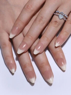 24 قطعة/مجموعة أطراف أظافر فرنسية قصيرة بشكل اللوز مع ألوان تدرجية من البيج والأبيض الحليبي، مع قطعة واحدة من كتلة تلميع الأظافر وقطعة واحدة من مستلزمات جيلي جل الأظافر