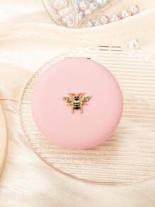 1 chiếc gương trang điểm tròn hai mặt bằng da, khảm hình ong vàng, có các màu vàng, đen, hồng, đỏ hồng, quà tặng cho mẹ, dì, bà, con gái, cháu gái, chị gái, bạn bè, bạn gái, vợ, cô dâu, phù dâu, mẹ đỡ đầu, mẹ, mẹ chồng, đồng nghiệp nhân dịp các ngày lễ, sinh nhật, đám cưới, Ngày của Mẹ, Ngày Valentine, Giáng sinh, Năm mới, Ngày Nhà giáo, Kỷ niệm, Lễ tốt nghiệp, Tiệc mừng em bé chào đời, Trang điểm, Giá rẻ, Trang trí phòng, Bàn trang điểm, Du lịch, Phòng ngủ, Phụ kiện trang điểm, Gương, Gương trang điểm, Gương mini, Gương nhỏ gọn, Gương cầm tay, Giá rẻ, Quà tặng nhỏ, Trang điểm, Dụng cụ trang điểm, Đồ rẻ tiền, Quà tặng, Quà tặng cho phụ nữ, Quà Giáng sinh, Quà khuyến mãi, Du lịch, Đồ rẻ tiền, Vật dụng cần thiết khi đi du lịch - Nhiều màu - Xem 11