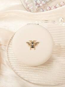 1 chiếc gương trang điểm tròn hai mặt bằng da, khảm hình ong vàng, có các màu vàng, đen, hồng, đỏ hồng, quà tặng cho mẹ, dì, bà, con gái, cháu gái, chị gái, bạn bè, bạn gái, vợ, cô dâu, phù dâu, mẹ đỡ đầu, mẹ, mẹ chồng, đồng nghiệp nhân dịp các ngày lễ, sinh nhật, đám cưới, Ngày của Mẹ, Ngày Valentine, Giáng sinh, Năm mới, Ngày Nhà giáo, Kỷ niệm, Lễ tốt nghiệp, Tiệc mừng em bé chào đời, Trang điểm, Giá rẻ, Trang trí phòng, Bàn trang điểm, Du lịch, Phòng ngủ, Phụ kiện trang điểm, Gương, Gương trang điểm, Gương mini, Gương nhỏ gọn, Gương cầm tay, Giá rẻ, Quà tặng nhỏ, Trang điểm, Dụng cụ trang điểm, Đồ rẻ tiền, Quà tặng, Quà tặng cho phụ nữ, Quà Giáng sinh, Quà khuyến mãi, Du lịch, Đồ rẻ tiền, Vật dụng cần thiết khi đi du lịch - Nhiều màu - Xem 13