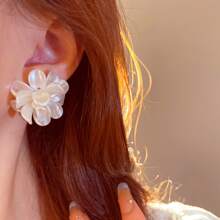 1 paire de grandes boucles d'oreilles à pétales 3D blancs, design asymétrique de fleur, convient pour le mariage, la robe du soir et le port quotidien, la Saint-Valentin