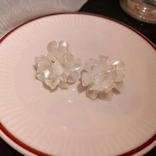 1 paire de grandes boucles d'oreilles à pétales 3D blancs, design asymétrique de fleur, convient pour le mariage, la robe du soir et le port quotidien, la Saint-Valentin