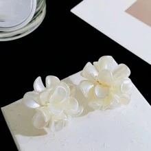 1 paire de grandes boucles d'oreilles à pétales 3D blancs, design asymétrique de fleur, convient pour le mariage, la robe du soir et le port quotidien, la Saint-Valentin