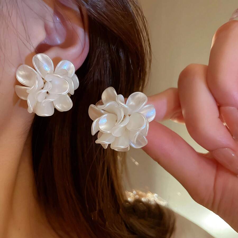 1 paire de grandes boucles d'oreilles à pétales 3D blancs, design asymétrique de fleur, convient pour le mariage, la robe du soir et le port quotidien, la Saint-Valentin