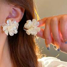 1 paire de grandes boucles d'oreilles à pétales 3D blancs, design asymétrique de fleur, convient pour le mariage, la robe du soir et le port quotidien, la Saint-Valentin
