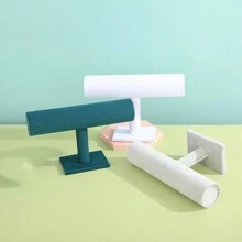 1个优雅的PU皮革手镯展示架，完美收纳和展示您最喜爱的手镯，是节日送礼、返校必备和时尚家居装饰的理想之选。这款别致实用的配饰将提升您的珠宝收藏，尤其适合圣诞节、感恩节、新年和情人节等庆祝活动。让您的配饰整齐有序、方便取用，同时为任何空间增添一丝精致感。无论是自用还是作为送给亲朋好友的贴心礼物，都是绝佳之选。立即提升您的珠宝收纳体验！