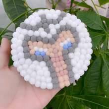 500個紫色圓形毛球花杯墊,吸水能力強的毛球杯墊,圓形杯墊,產品內容包括:500個紫色毛球,混合1、1.5和2cm大小以及1瓶膠水,桌面保護杯墊,手工製作,防刮,厚實耐用的毛氈杯墊,可吸水,耐磨損,多彩手工製作,家居廚房裝飾圓球杯墊禮盒,非常適合編織花環,diy工藝和裝飾,耐高溫,厚實耐用的多彩吸水杯墊 - 紫色 - 查看 6