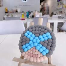 500個紫色圓形毛球花杯墊,吸水能力強的毛球杯墊,圓形杯墊,產品內容包括:500個紫色毛球,混合1、1.5和2cm大小以及1瓶膠水,桌面保護杯墊,手工製作,防刮,厚實耐用的毛氈杯墊,可吸水,耐磨損,多彩手工製作,家居廚房裝飾圓球杯墊禮盒,非常適合編織花環,diy工藝和裝飾,耐高溫,厚實耐用的多彩吸水杯墊 - 紫色 - 查看 5