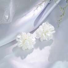 1 paire de grandes boucles d'oreilles à pétales 3D blancs, design asymétrique de fleur, convient pour le mariage, la robe du soir et le port quotidien, la Saint-Valentin