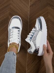 Novos Calçados Esportivos De Cunha E Sola Grossa Para Mulheres De Primavera E Verão Com Design De Patchwork Em Couro E Metal Prateado, Decoração Espumante Deslumbrante E Cadarço