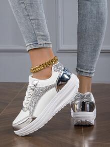 Novos Calçados Esportivos De Cunha E Sola Grossa Para Mulheres De Primavera E Verão Com Design De Patchwork Em Couro E Metal Prateado, Decoração Espumante Deslumbrante E Cadarço