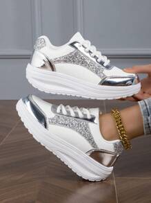 Novos Calçados Esportivos De Cunha E Sola Grossa Para Mulheres De Primavera E Verão Com Design De Patchwork Em Couro E Metal Prateado, Decoração Espumante Deslumbrante E Cadarço