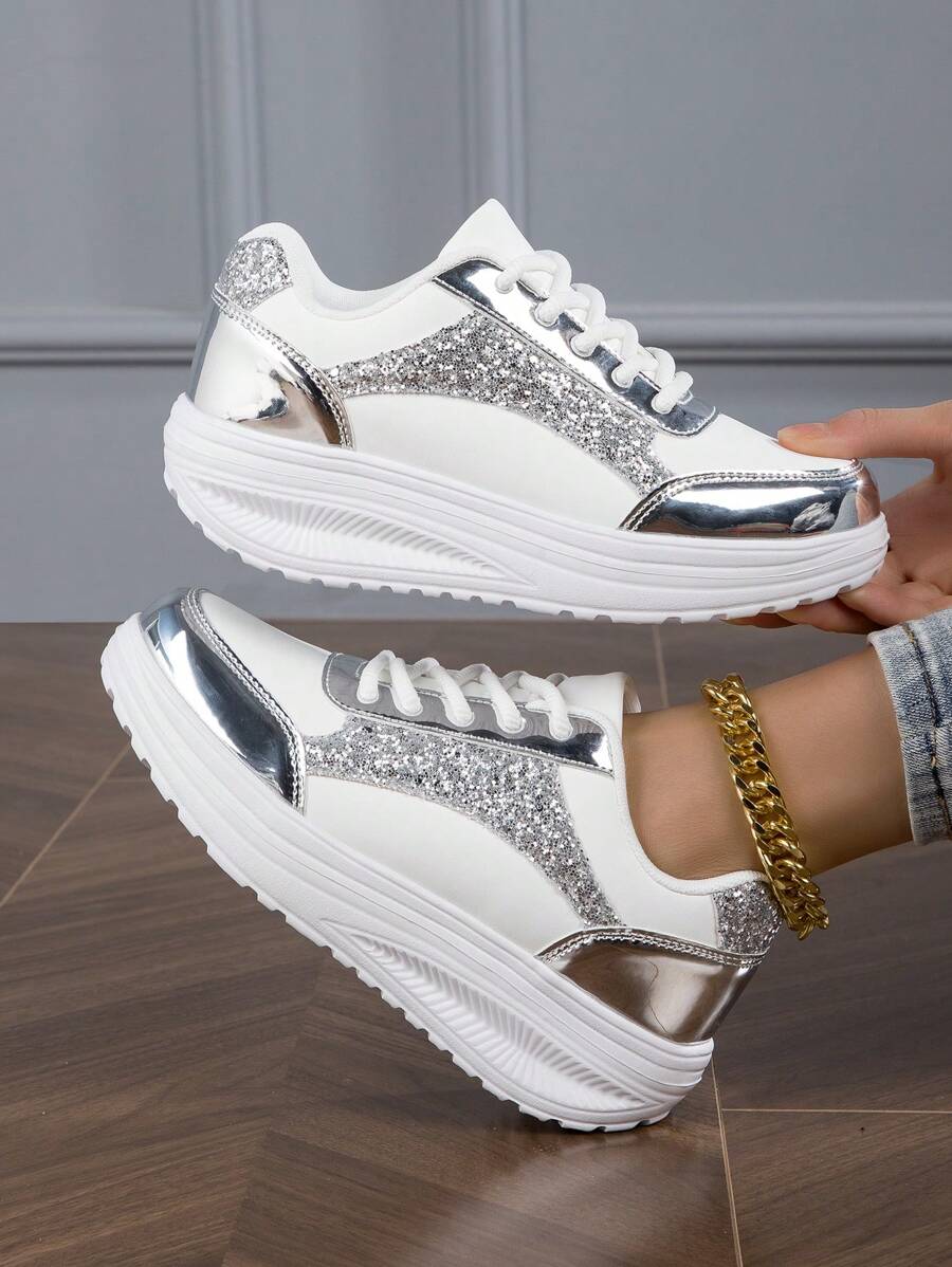 Novos Calçados Esportivos De Cunha E Sola Grossa Para Mulheres De Primavera E Verão Com Design De Patchwork Em Couro E Metal Prateado, Decoração Espumante Deslumbrante E Cadarço