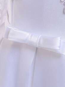 优雅缎面蕾丝腰部蝴蝶结装饰连衣裙，适合年轻女孩，可用于生日派对，不含头饰