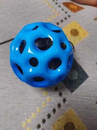 1 Bola de roca lunar anti-gravedad de alta elasticidad de 70 mm-6.6, bola de agujero de alta elasticidad, bola porosa que encarna el juguete de descompresión y ventilación, es un buen regalo de Navidad y un buen amigo para jugar juntos, juguetes de Navidad