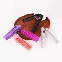 便携式旅行梳子，可折叠口袋梳，双头防静电梳，适用于日常头发和胡须造型。这款梳子是理发店、美容院、旅行必备、返校季、度假旅行的理想之选。它也是女士美发配件、发刷、发梳、边缘梳、解结梳、美发产品、美发工具、护发用品、卷发梳、理发师、美发设备、旅行必备、发型、美发、发刷、背梳、造型梳、卷发梳、边缘梳、发梳、梳发、发梳套装、梳发、卷发梳、解结梳、女士发梳、头发、旅行、美发产品、美发工具、护发用品、理发师、理发师配件、理发店、美发设备等的必备之选。