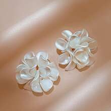 1 paire de grandes boucles d'oreilles à pétales 3D blancs, design asymétrique de fleur, convient pour le mariage, la robe du soir et le port quotidien, la Saint-Valentin