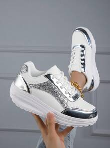 Novos Calçados Esportivos De Cunha E Sola Grossa Para Mulheres De Primavera E Verão Com Design De Patchwork Em Couro E Metal Prateado, Decoração Espumante Deslumbrante E Cadarço