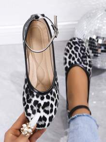 Giày bệt họa tiết da báo in hình động vật cho nữ, màu sắc gợi cảm, mùa xuân/hè, có quai đeo mắt cá chân có thể điều chỉnh và khóa đàn hồi theo phong cách múa ba lê, đa năng và thoải mái, có thể mang như giày bệt hoặc giày lười họa tiết da báo cổ điển khi đi làm hoặc đi nghỉ thông thường Giày bệt đế thấp và mũi thấp có thể mang ra ngoài - Đen và trắng - Xem 1