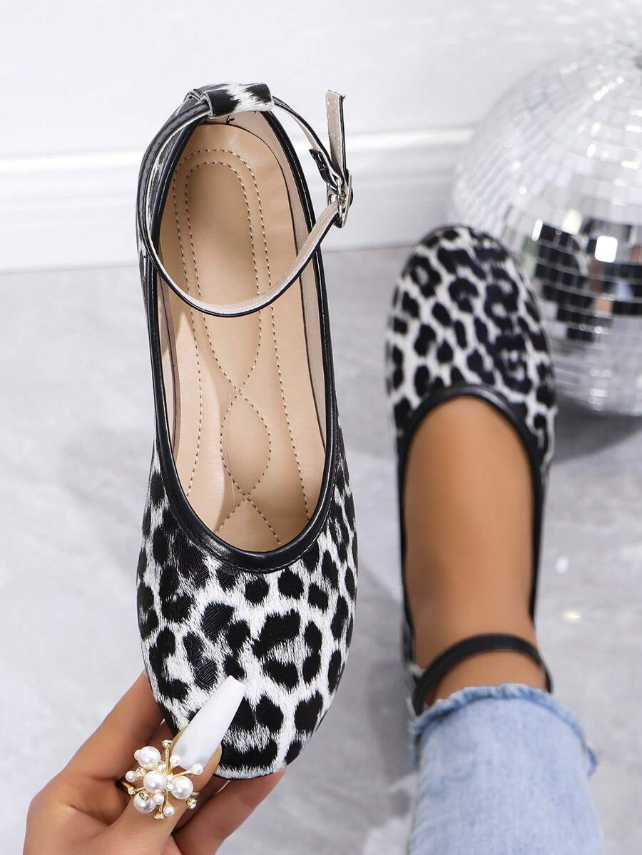 Giày bệt họa tiết da báo in hình động vật cho nữ, màu sắc gợi cảm, mùa xuân/hè, có quai đeo mắt cá chân có thể điều chỉnh và khóa đàn hồi theo phong cách múa ba lê, đa năng và thoải mái, có thể mang như giày bệt hoặc giày lười họa tiết da báo cổ điển khi đi làm hoặc đi nghỉ thông thường Giày bệt đế thấp và mũi thấp có thể mang ra ngoài - Đen và trắng - Xem 1
