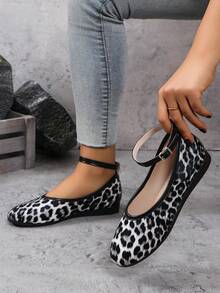 Giày bệt họa tiết da báo in hình động vật cho nữ, màu sắc gợi cảm, mùa xuân/hè, có quai đeo mắt cá chân có thể điều chỉnh và khóa đàn hồi theo phong cách múa ba lê, đa năng và thoải mái, có thể mang như giày bệt hoặc giày lười họa tiết da báo cổ điển khi đi làm hoặc đi nghỉ thông thường Giày bệt đế thấp và mũi thấp có thể mang ra ngoài - Đen và trắng - Xem 5