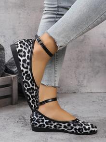Giày bệt họa tiết da báo in hình động vật cho nữ, màu sắc gợi cảm, mùa xuân/hè, có quai đeo mắt cá chân có thể điều chỉnh và khóa đàn hồi theo phong cách múa ba lê, đa năng và thoải mái, có thể mang như giày bệt hoặc giày lười họa tiết da báo cổ điển khi đi làm hoặc đi nghỉ thông thường Giày bệt đế thấp và mũi thấp có thể mang ra ngoài - Đen và trắng - Xem 3
