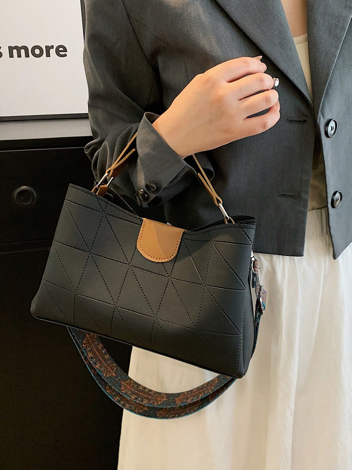 حقيبة يد عصرية من البي يو بسعة كبيرة وغلق مغناطيسي...