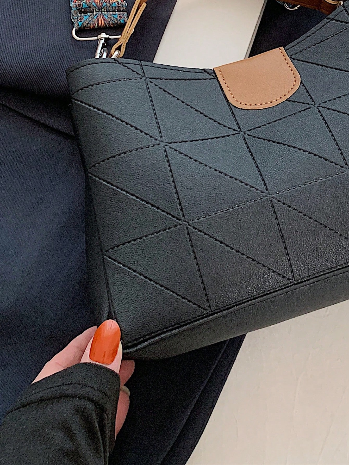 حقيبة يد عصرية من البي يو بسعة كبيرة وغلق مغناطيسي...