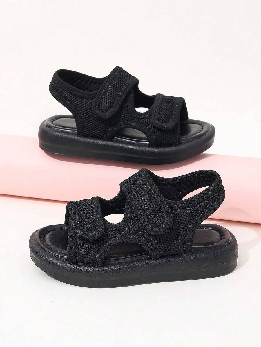 新款夏季男童平底凉鞋，纯色柔软舒适可爱学生沙滩运动凉鞋，百搭简约朋克街头度假风格 - 黑色 - 查看 1