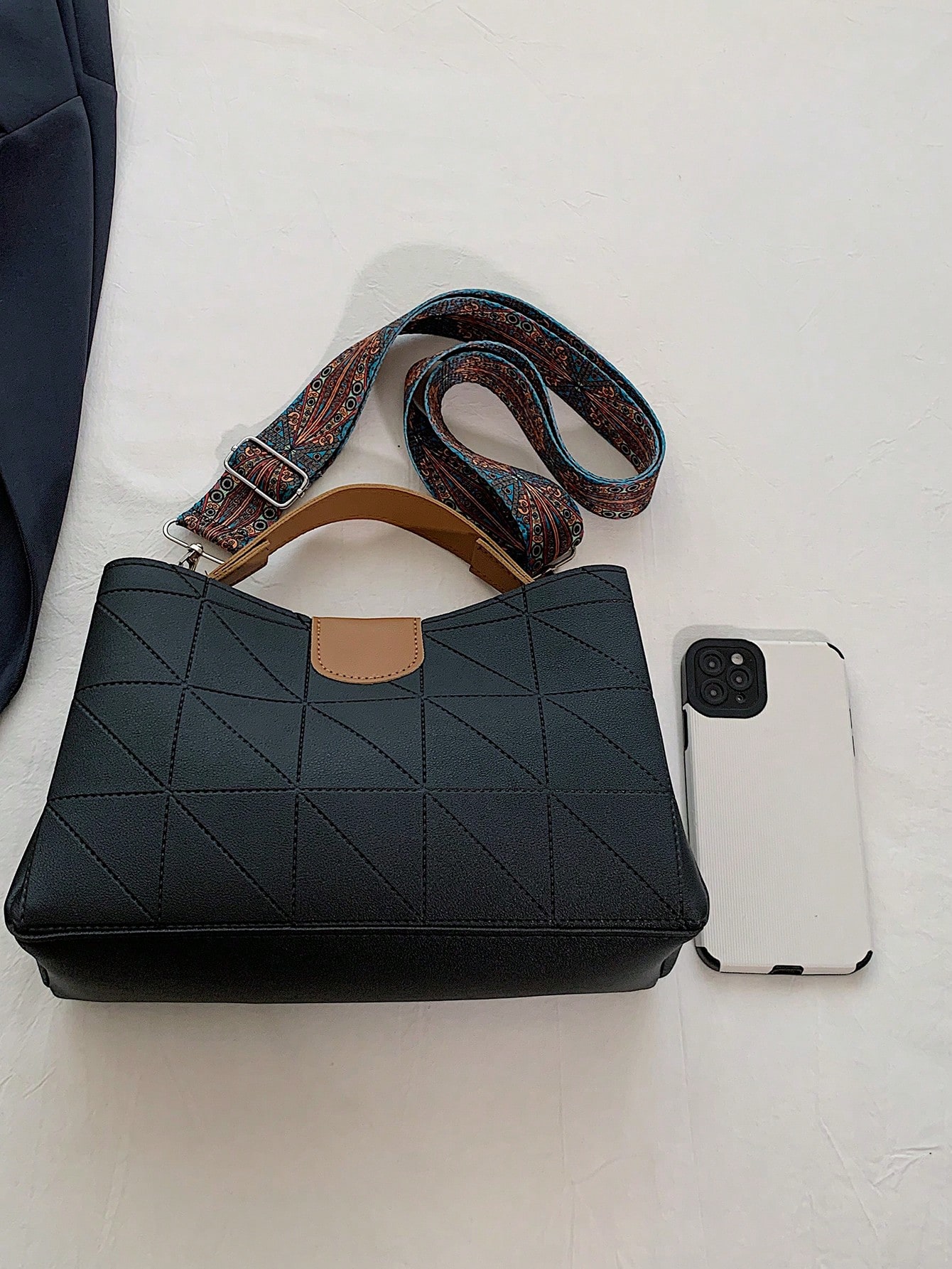 حقيبة يد عصرية من البي يو بسعة كبيرة وغلق مغناطيسي...