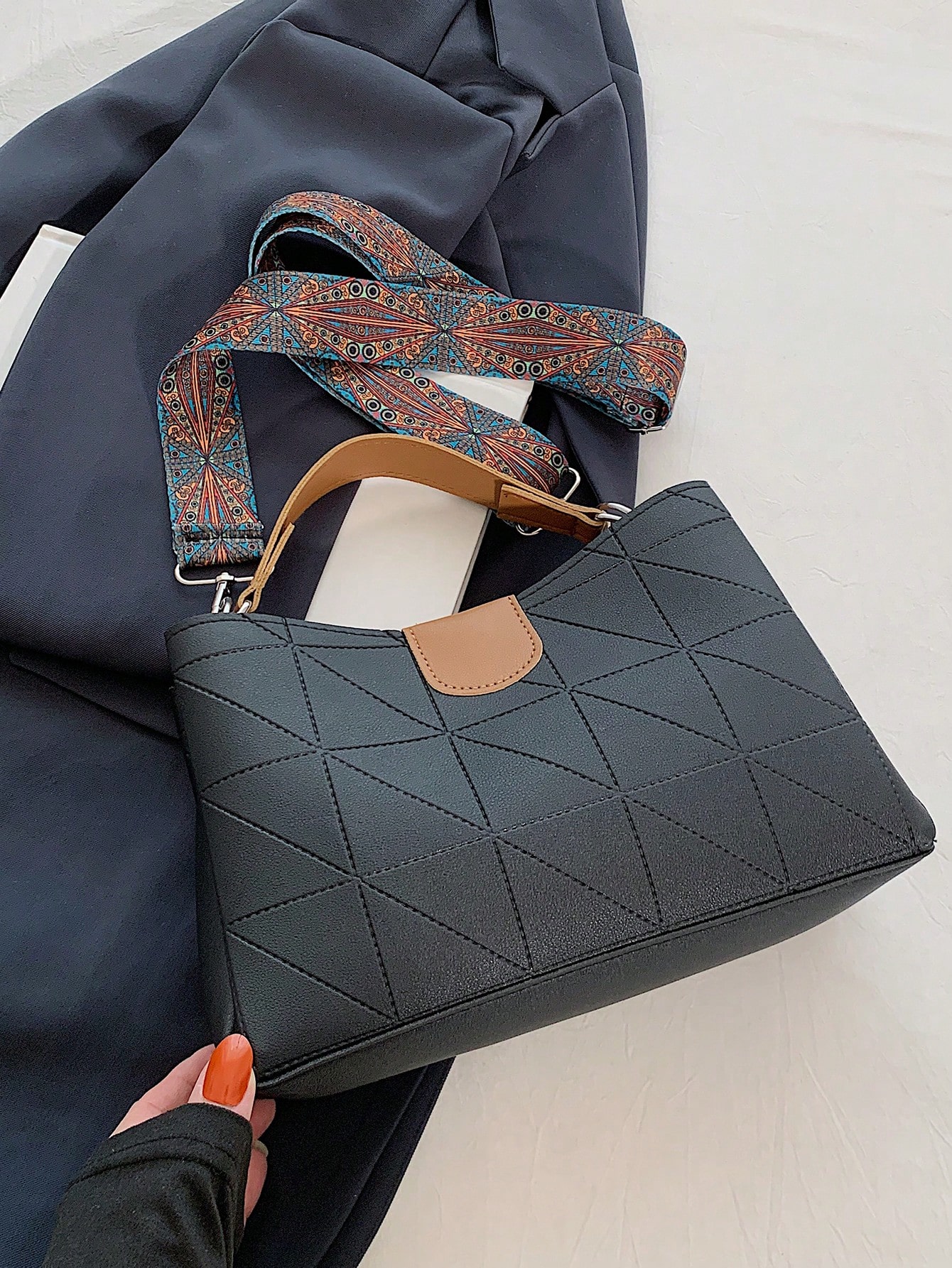 حقيبة يد عصرية من البي يو بسعة كبيرة وغلق مغناطيسي...