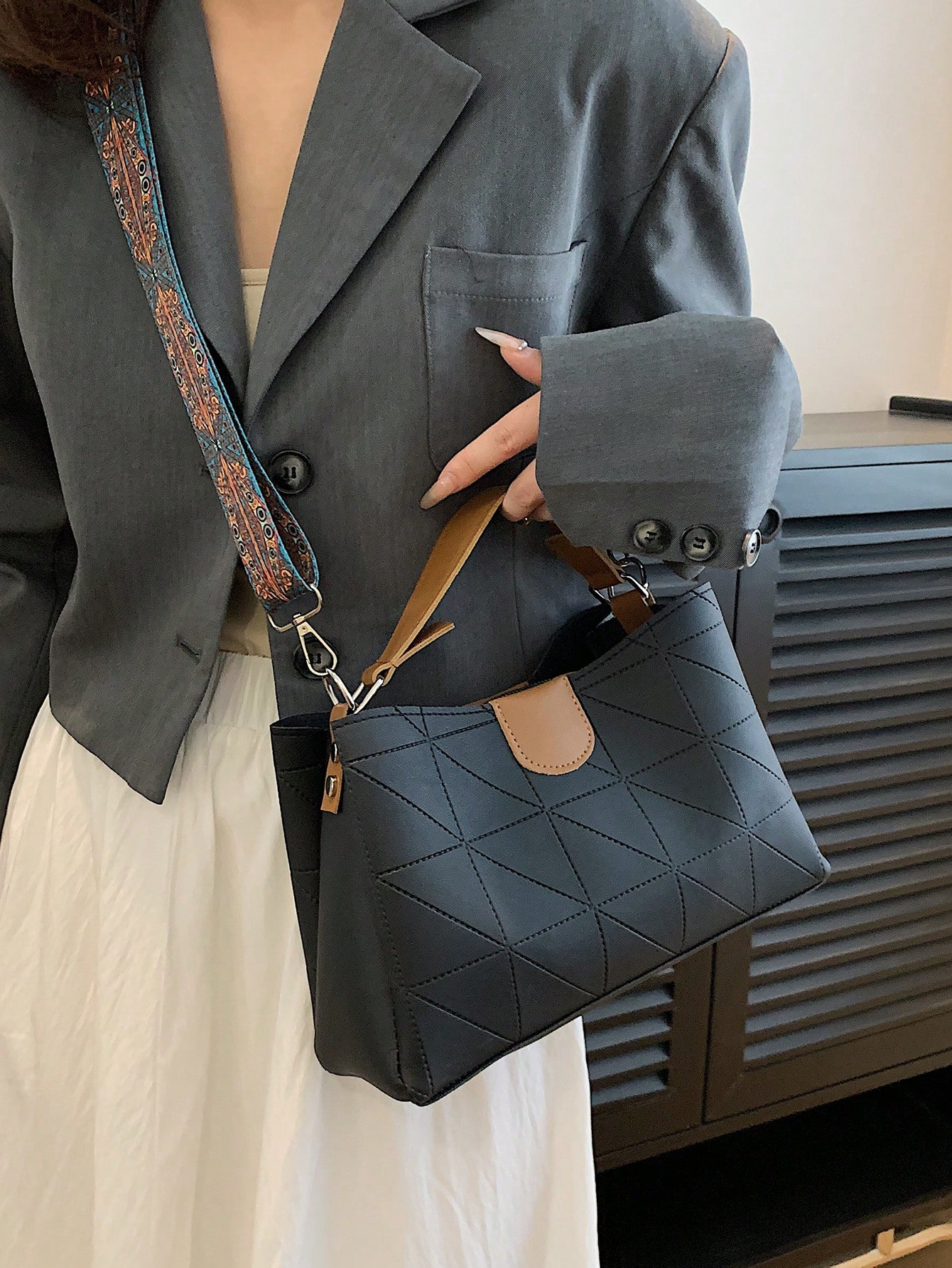 حقيبة يد عصرية من البي يو بسعة كبيرة وغلق مغناطيسي...