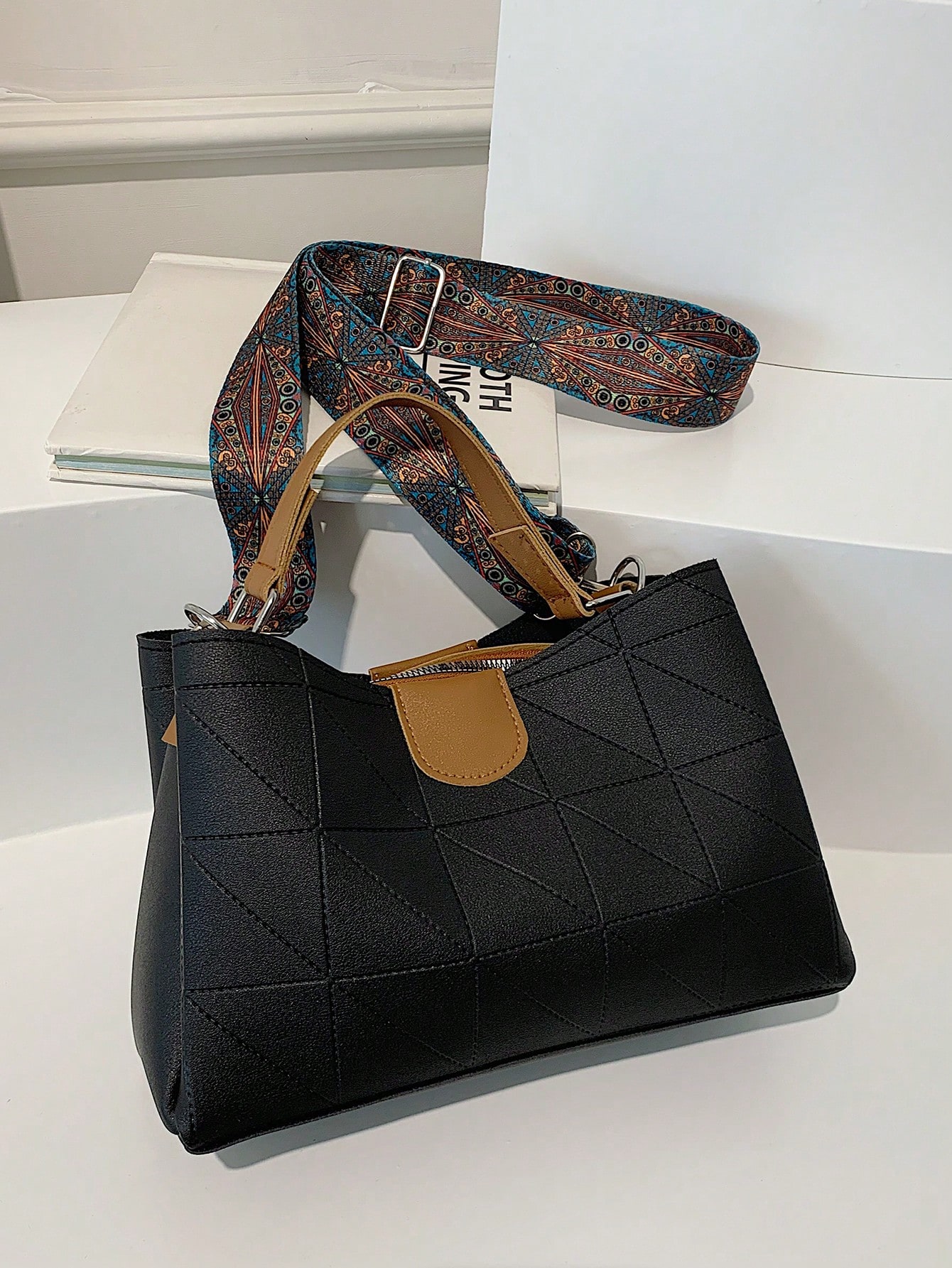 حقيبة يد عصرية من البي يو بسعة كبيرة وغلق مغناطيسي...