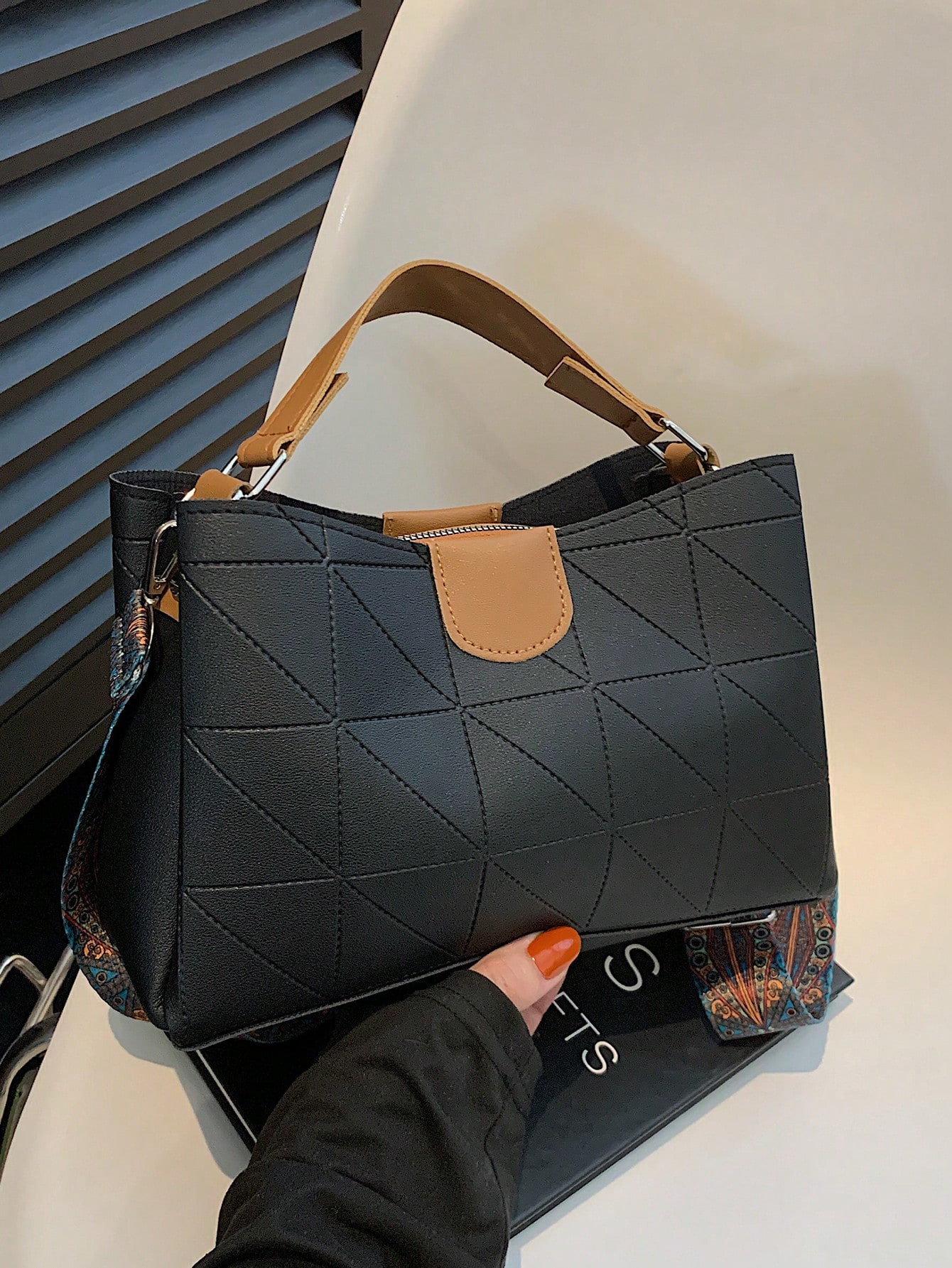 حقيبة يد عصرية من البي يو بسعة كبيرة وغلق مغناطيسي...