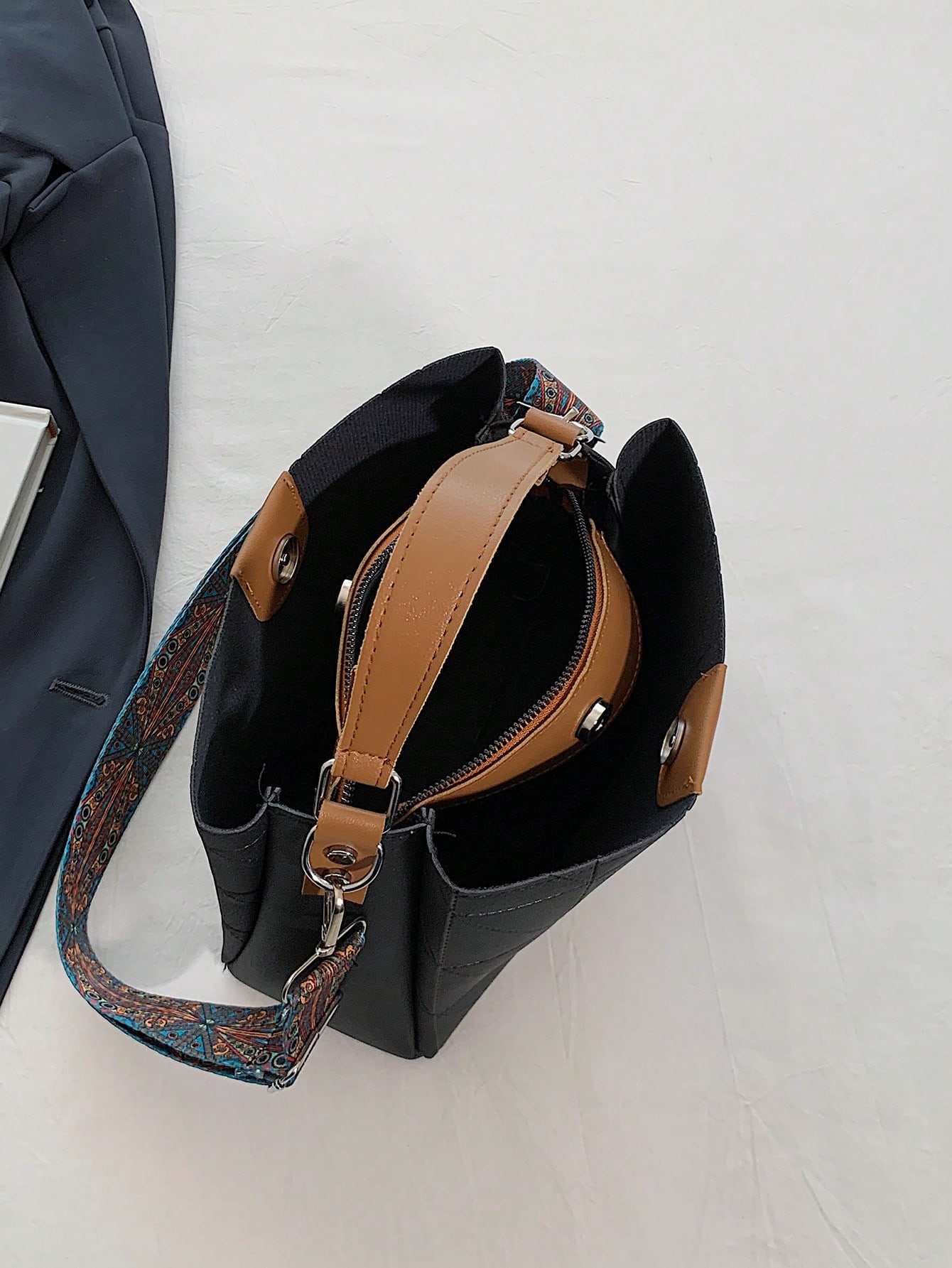 حقيبة يد عصرية من البي يو بسعة كبيرة وغلق مغناطيسي...